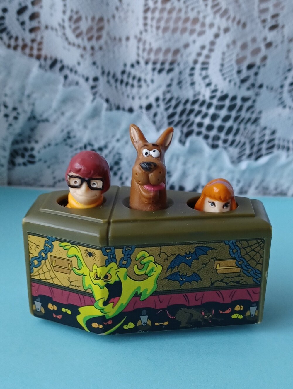 1996 BURGER KING TOY HANNA-BARBERA SCOOBY-DOO ROLLING COFFIN VELMA/SCOOBY/DAPHNE